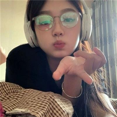 在拥挤的房间拥抱